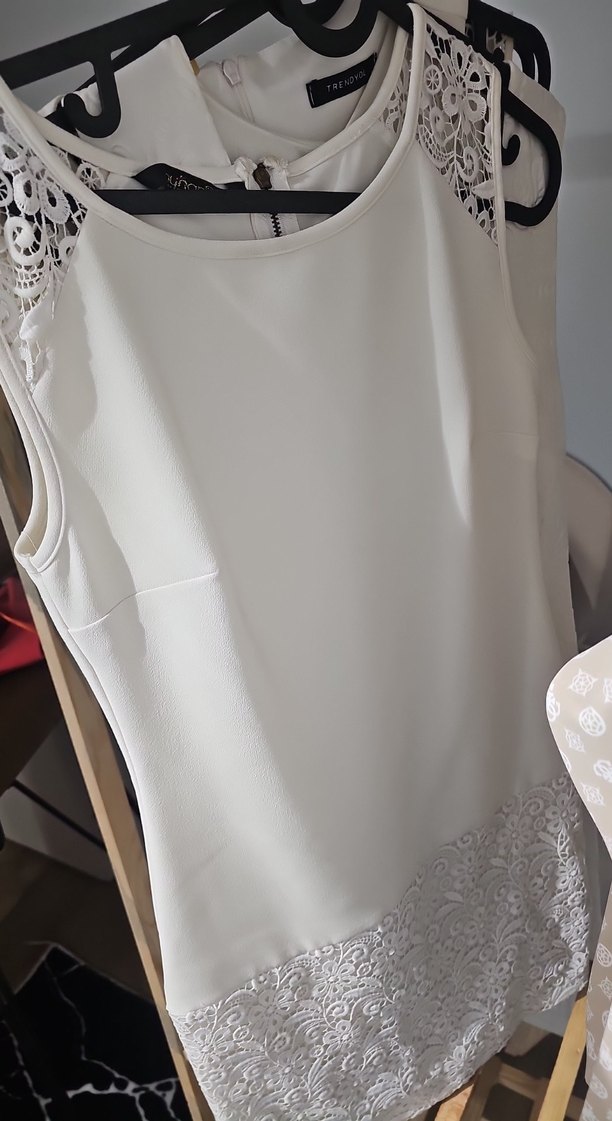 Dantel Detaylı Beyaz Kolsuz Bluz - Görsel 2