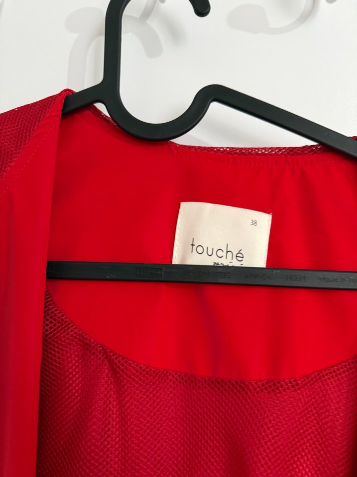 Kadın Parlak Kırmızı Uzun Düğmeli Yağmurluk - Görsel 2