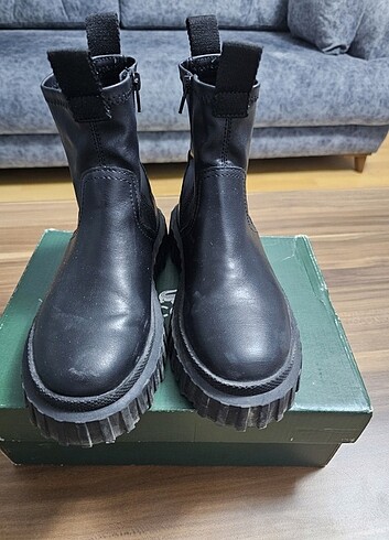 31 Beden siyah Renk Zara kız cocuk bot