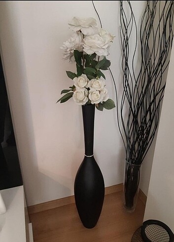 Ahşap Siyah Vazo ve çiçekleri