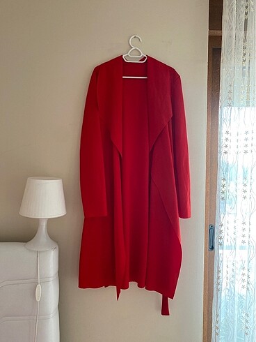 Kırmızı ince kemerli ceket