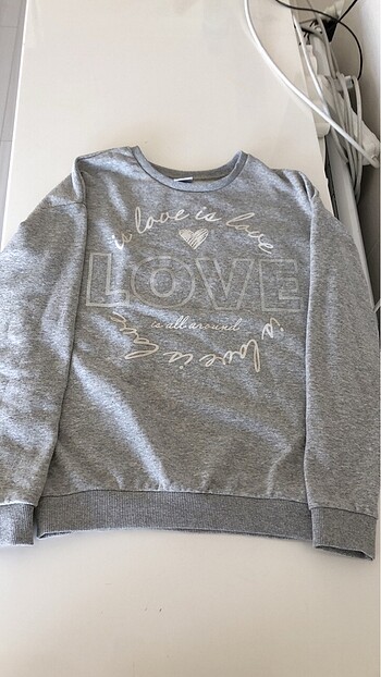 Sweatshirt.