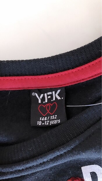 11-12 Yaş Beden Pullu baskılı sweatshirt.