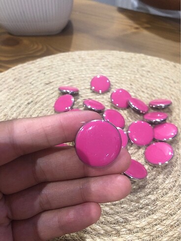Pembe düğme
