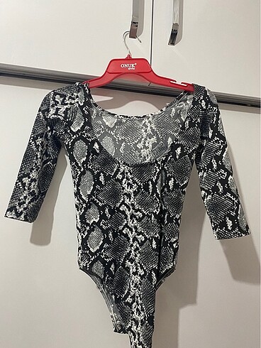 s Beden yılan desenli çıtçıtlı bodysuit