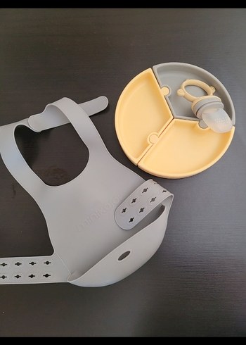 oioi puzzle Gri Bebek Mama Önlüğü ve Bölmeli Tabak Seti