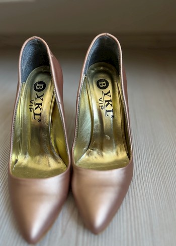 Altın Renkli Klasik Stiletto Kadın Ayakkabı