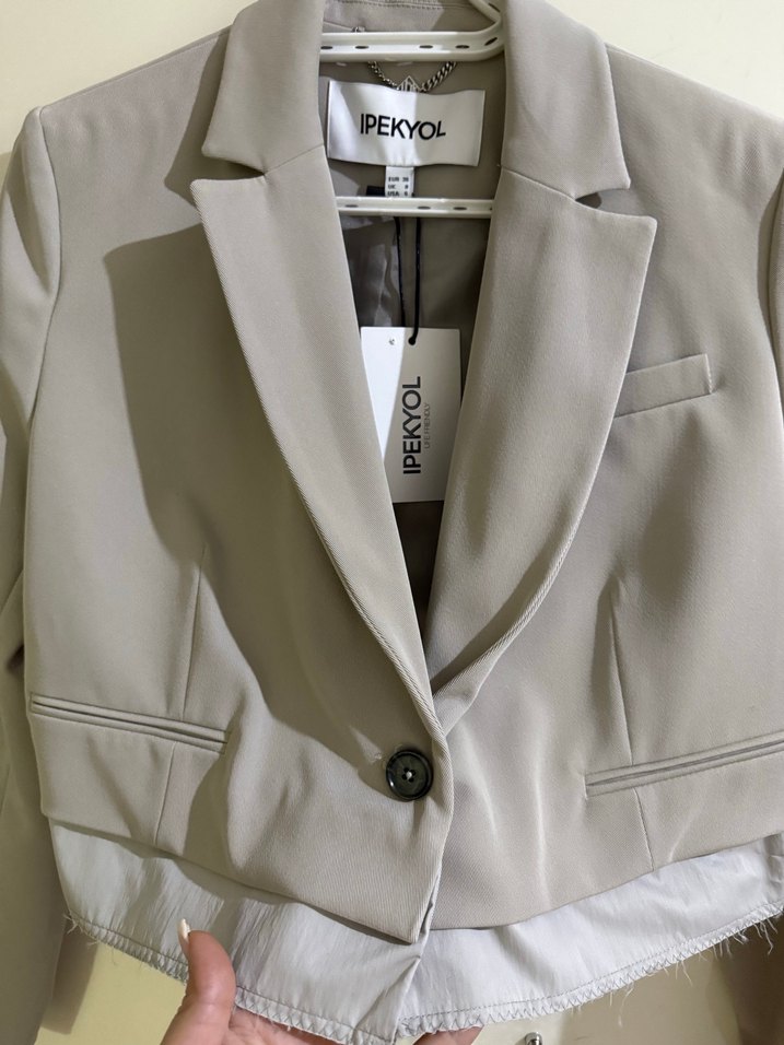 Bej Kadın Düğmeli Kısa Blazer Ceket - Görsel 3