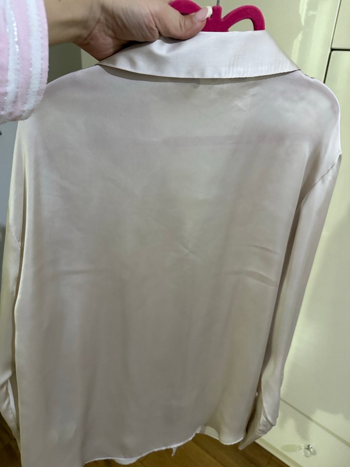 Bej V Yaka Düğmeli Kadın Gömlek - Görsel 3