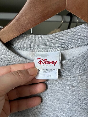 l Beden disney store sweatshirt