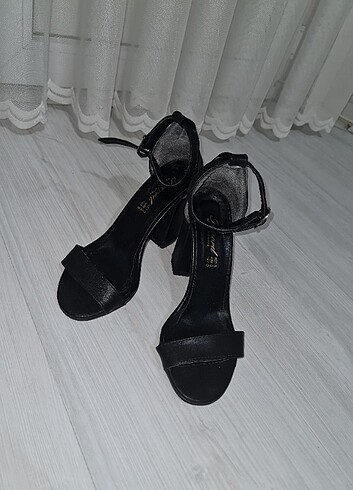 Siyah tek bantlı topuklu ayakkabı 