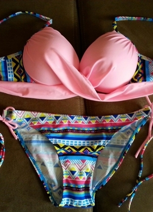 2 farklı şekilde kullanılan pembe bikini