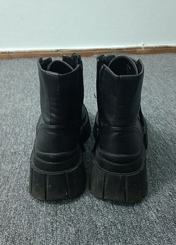 39 Beden Bershka platform taban bağcıklı bot