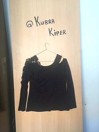 Kol detaylı bluz 