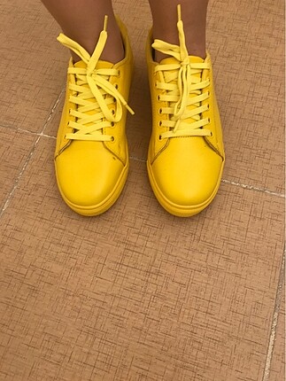 Sarı spor ayakkabı