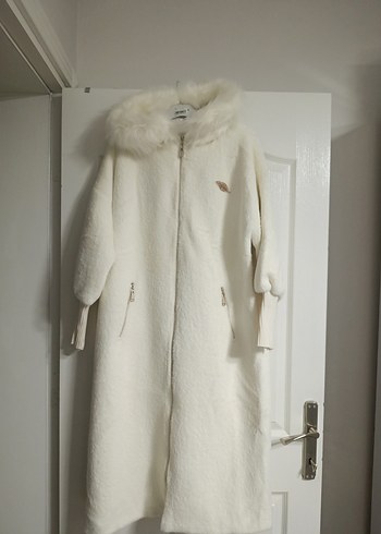 Uzun Beyaz Kadın Kaban, Kürk Detaylı - Görsel 2