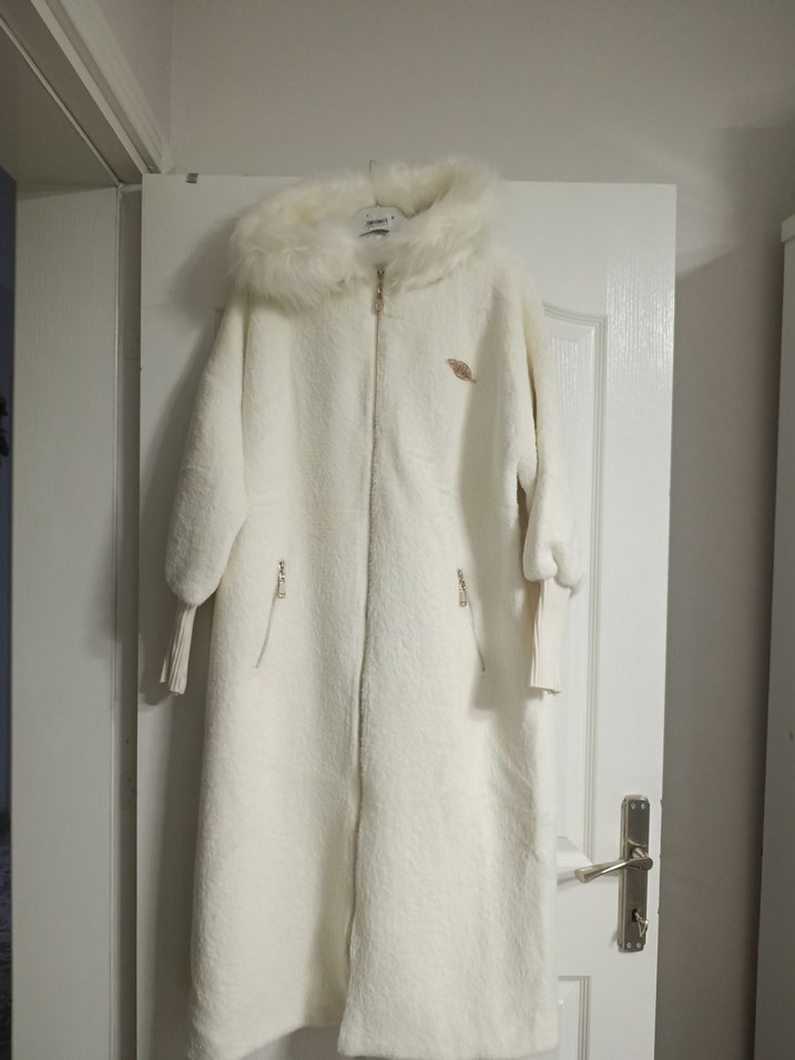 Uzun Beyaz Kadın Kaban, Kürk Detaylı - Görsel 2