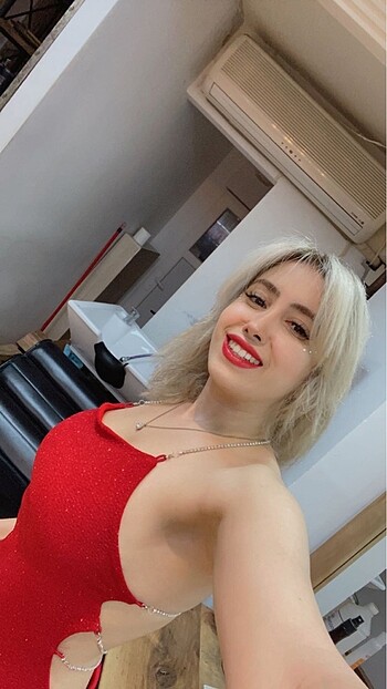 Kırmızı sırt dekolteli parıltılı elbise