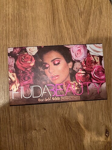 Huda beauty rose gold far paleti