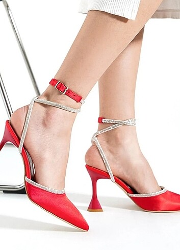Kırmızı saten ayakkabı 