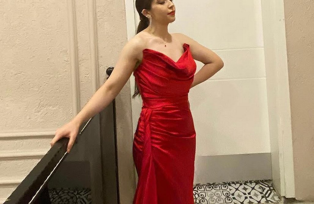 Kırmızı saten yırtmaçlı abiye - Görsel 2