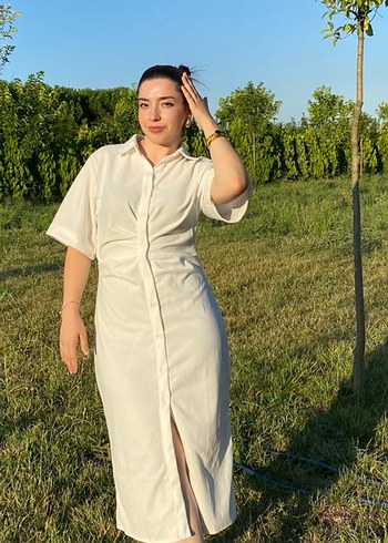 Beyaz büzgülü düğmeli midi elbise - Görsel 3