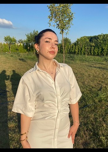 Beyaz büzgülü düğmeli midi elbise - Görsel 2