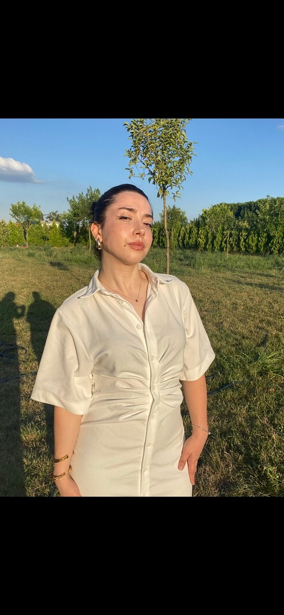 Beyaz büzgülü düğmeli midi elbise - Görsel 2