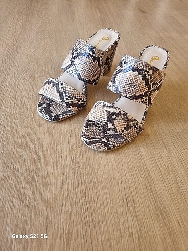 Leopar desenli bambi markalı terlik