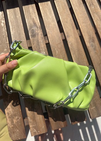 Bershka Zincir Detaylı Parlak Yeşil Kadın Çanta