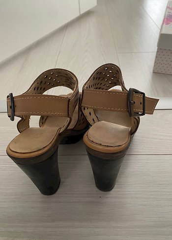 Bej Deri Kadın Dolgu Topuklu Sandalet - Görsel 2
