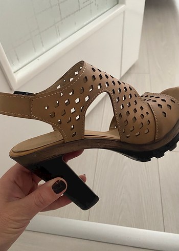 Bej Deri Kadın Dolgu Topuklu Sandalet - Görsel 3