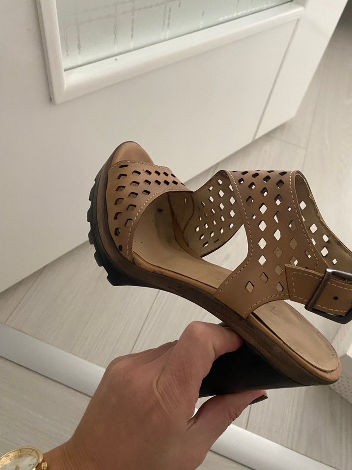 Bej Deri Kadın Dolgu Topuklu Sandalet - Görsel 4