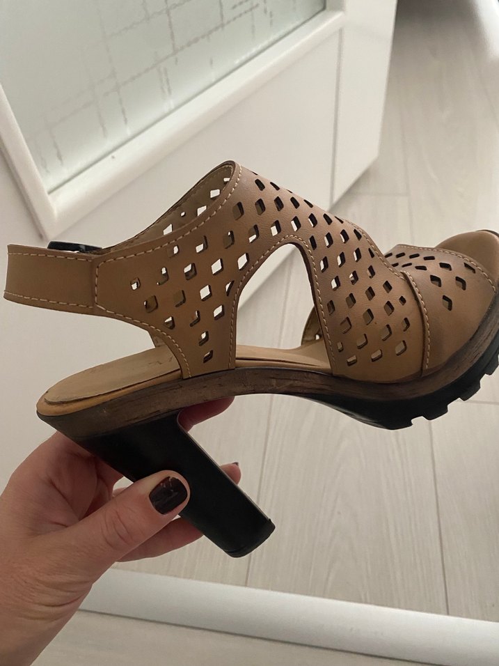 Bej Deri Kadın Dolgu Topuklu Sandalet - Görsel 3