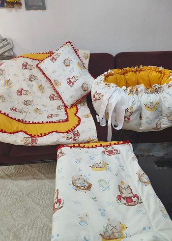 Diğer bebek yatagı ve yorganı yastık ve tulum
