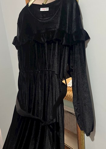 Uzun Siyah Gotik Elbise Fırfırlı