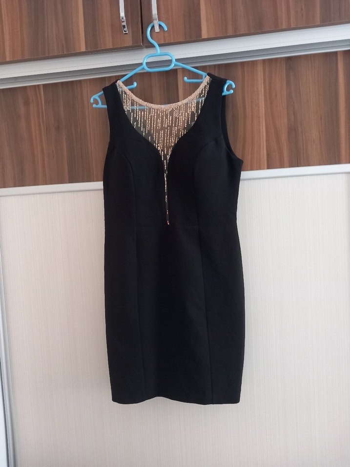 Zincir Detaylı Siyah Midi V Yaka Elbise - Görsel 2