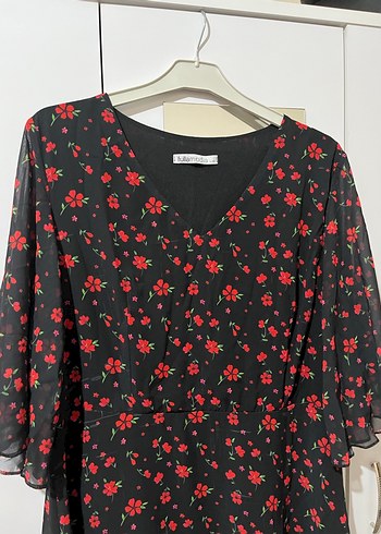 V Yaka Kısa Kollu Midi Çiçekli Elbise - Görsel 2