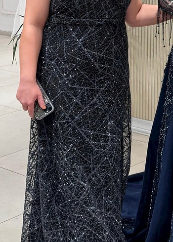 Siyah Parlak Uzun V Yaka Abiye Elbise
Sadece 1 defa giyildi daha - Görsel 2