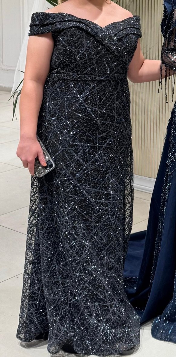 Siyah Parlak Uzun V Yaka Abiye Elbise
Sadece 1 defa giyildi daha - Görsel 2