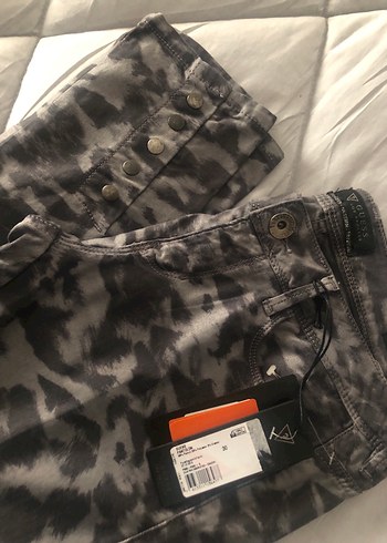 30 Beden çeşitli Renk GUESS PANTOLON