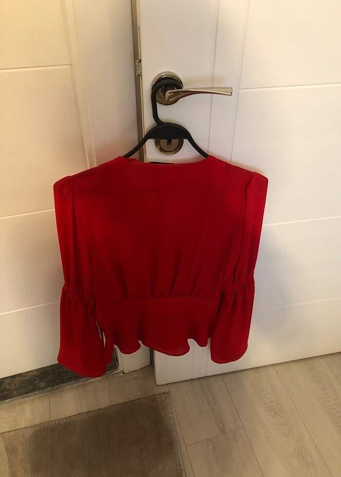 Kırmızı volanlı bluz - Görsel 2