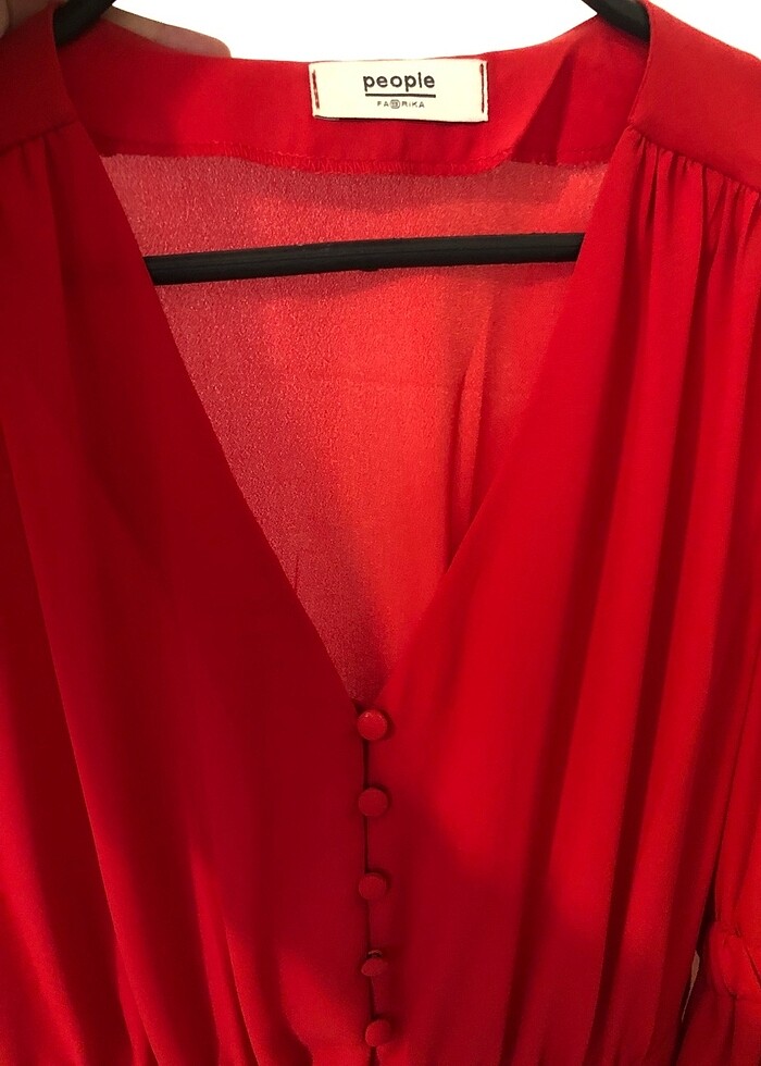 Kırmızı volanlı bluz - Görsel 3