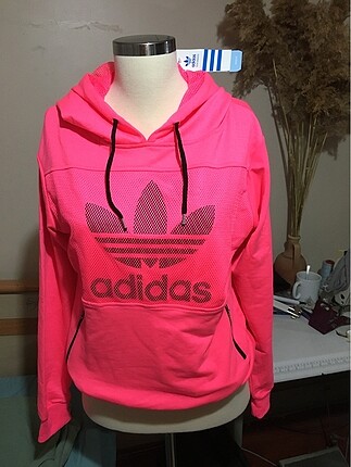 Etiketli adidas sweatshirt