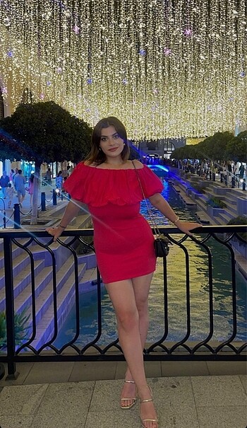 Kontrast omuzları açık elbise