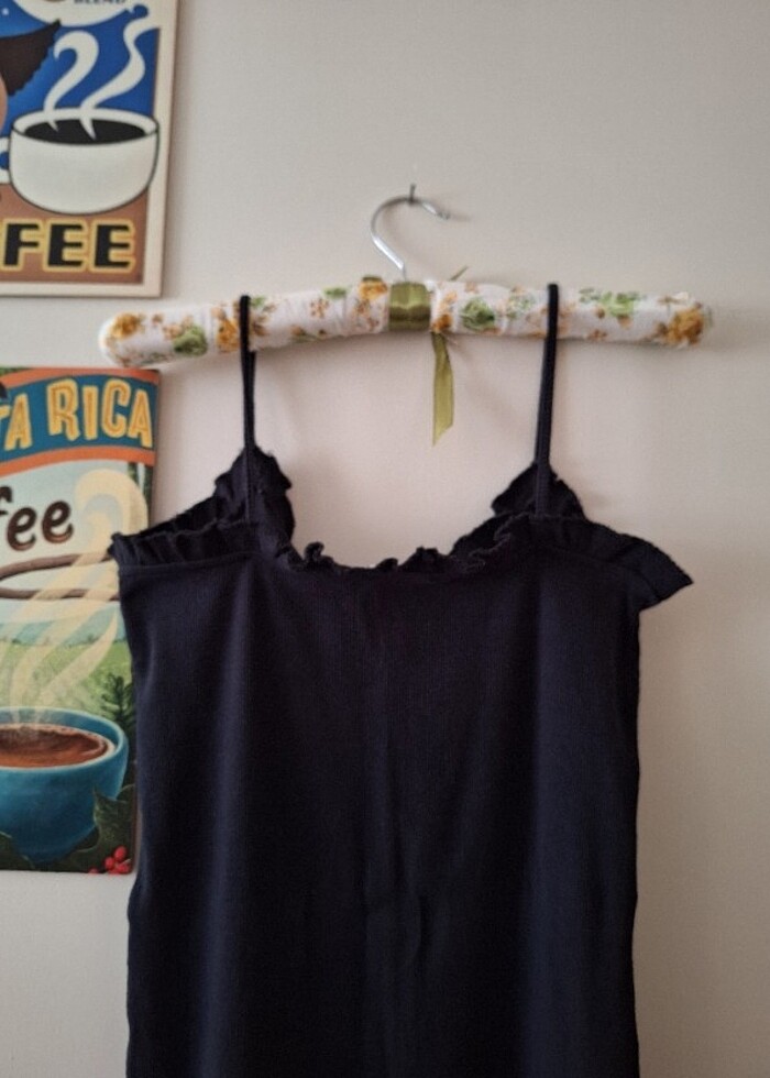 Siyah fitilli kumaş yakası fırfırkı askılı kısa elbise - Görsel 2