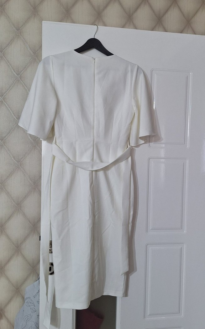 Kemerli Beyaz Midi V Yaka Elbise - Görsel 3