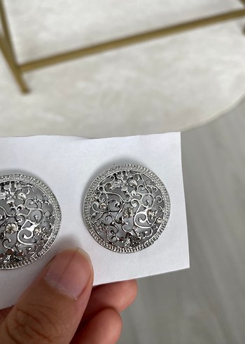 Beden Vintage İşlemeli Gri Düğmeli Küpe
