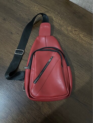 Kırmızı omuz çantası göğüs çantası