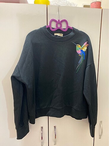 Balon kol nakışlı siyah sweatshirt